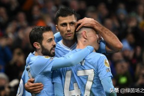 九游社区-曼城训练开放日；赛后内部沟通引欢呼；社区盾在即；数据趋势出现新变化(曼联社区盾迎战曼城在哪里)